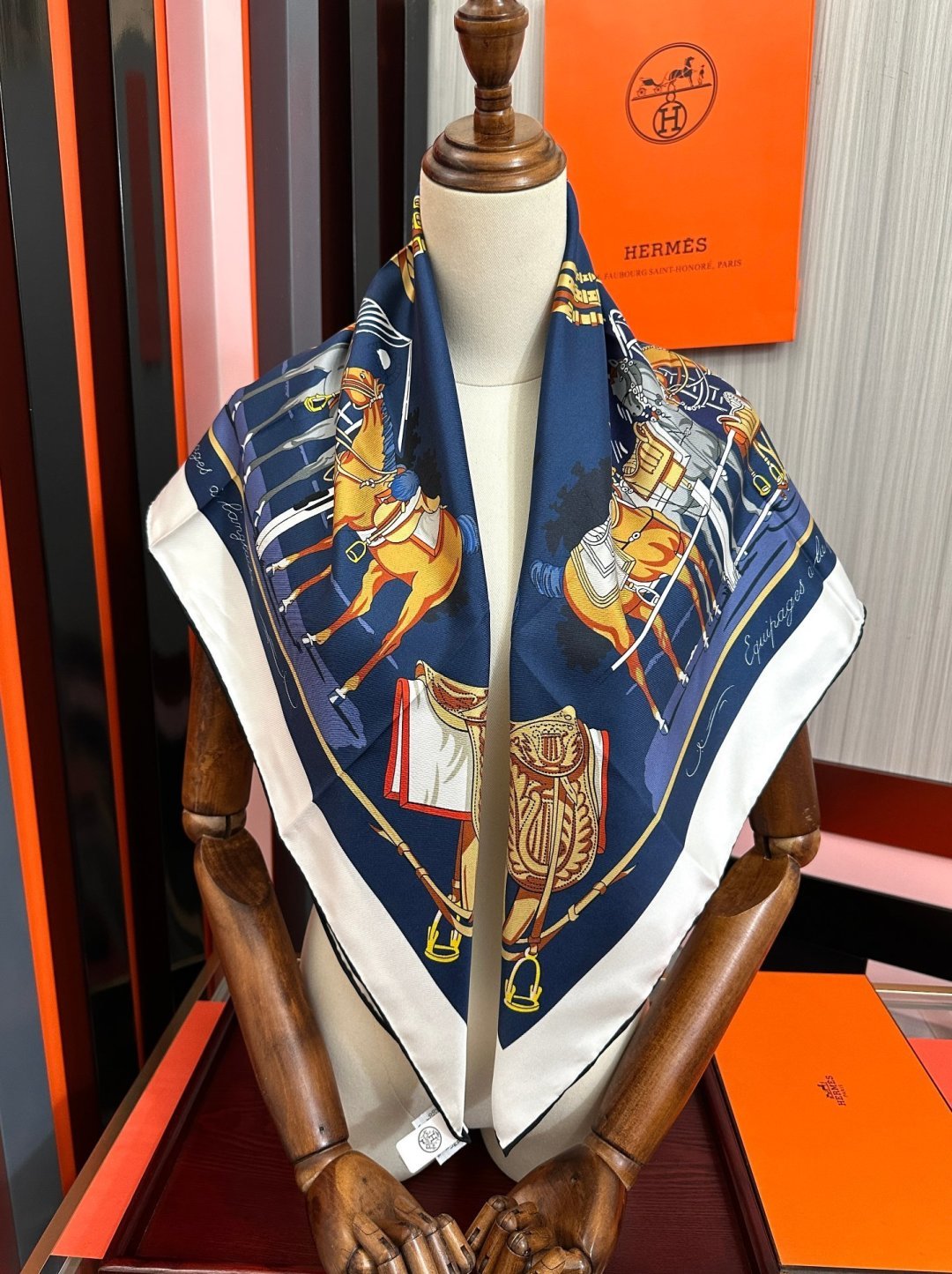 新款 爱马仕2026【马具优雅美学】[玫瑰]轻盈大胆和无穷无尽的俏皮感在方巾中交织碰撞[嘴唇]让自己沉浸于质感迷人的丝绸