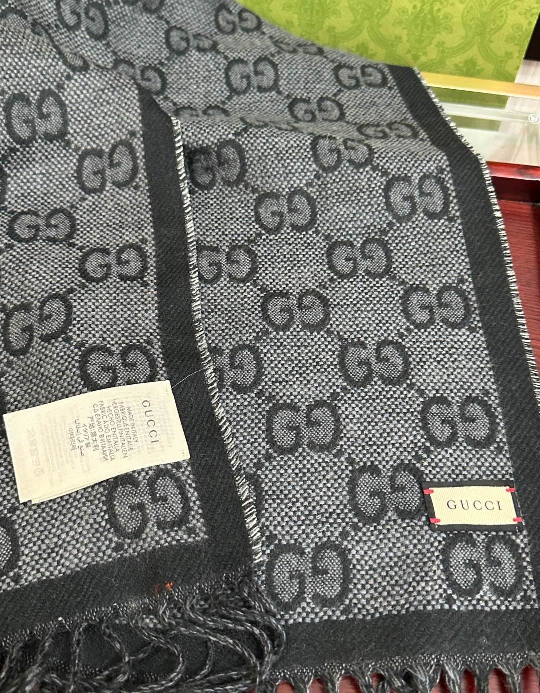 爆款。✨GG字母双面长巾[礼物]经典牛仔蓝双G字母双面交织图案[得意]一面大GG [拥抱]一面小GG ，焕新演绎为繁复的
