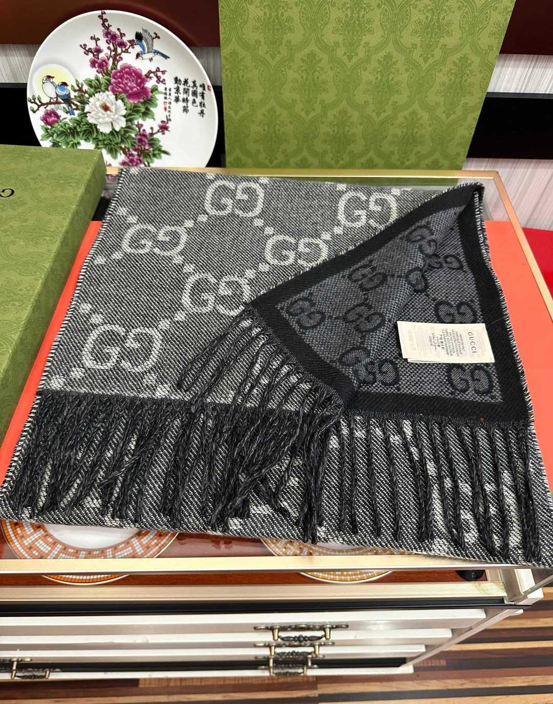 爆款。✨GG字母双面长巾[礼物]经典牛仔蓝双G字母双面交织图案[得意]一面大GG [拥抱]一面小GG ，焕新演绎为繁复的