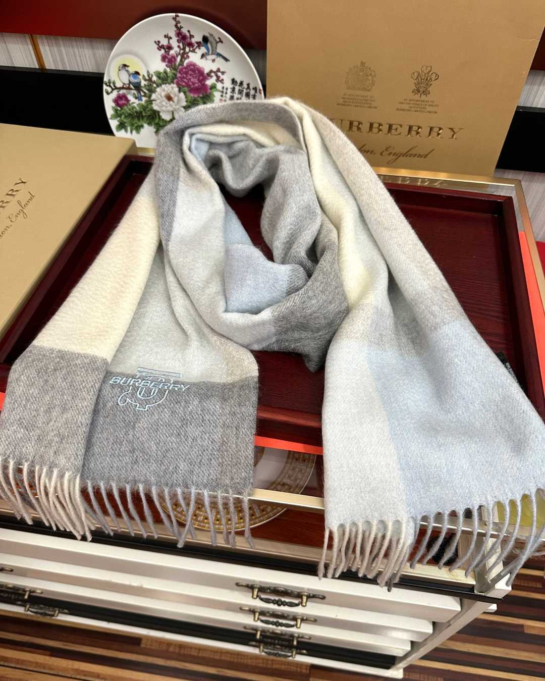 新款。85%山羊绒  2026 巴宝莉采用内蒙古顶级山羊绒，最新款男女通用情侣款👫重磅推荐💥 经典的格子，永不过时。非常