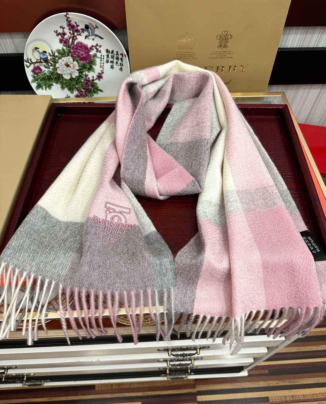 新款。85%山羊绒  2026 巴宝莉采用内蒙古顶级山羊绒，最新款男女通用情侣款👫重磅推荐💥 经典的格子，永不过时。非常