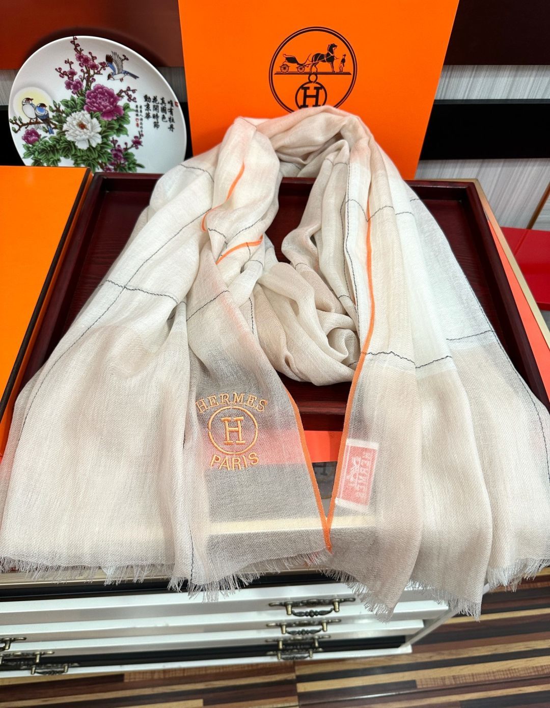 爱马士🧣2026 太美了[庆祝]万众瞩目经典版到货🎆最优质的年轻设计师推出的最新概念👓搭配调色纱染再色织🎉交织在一起形成