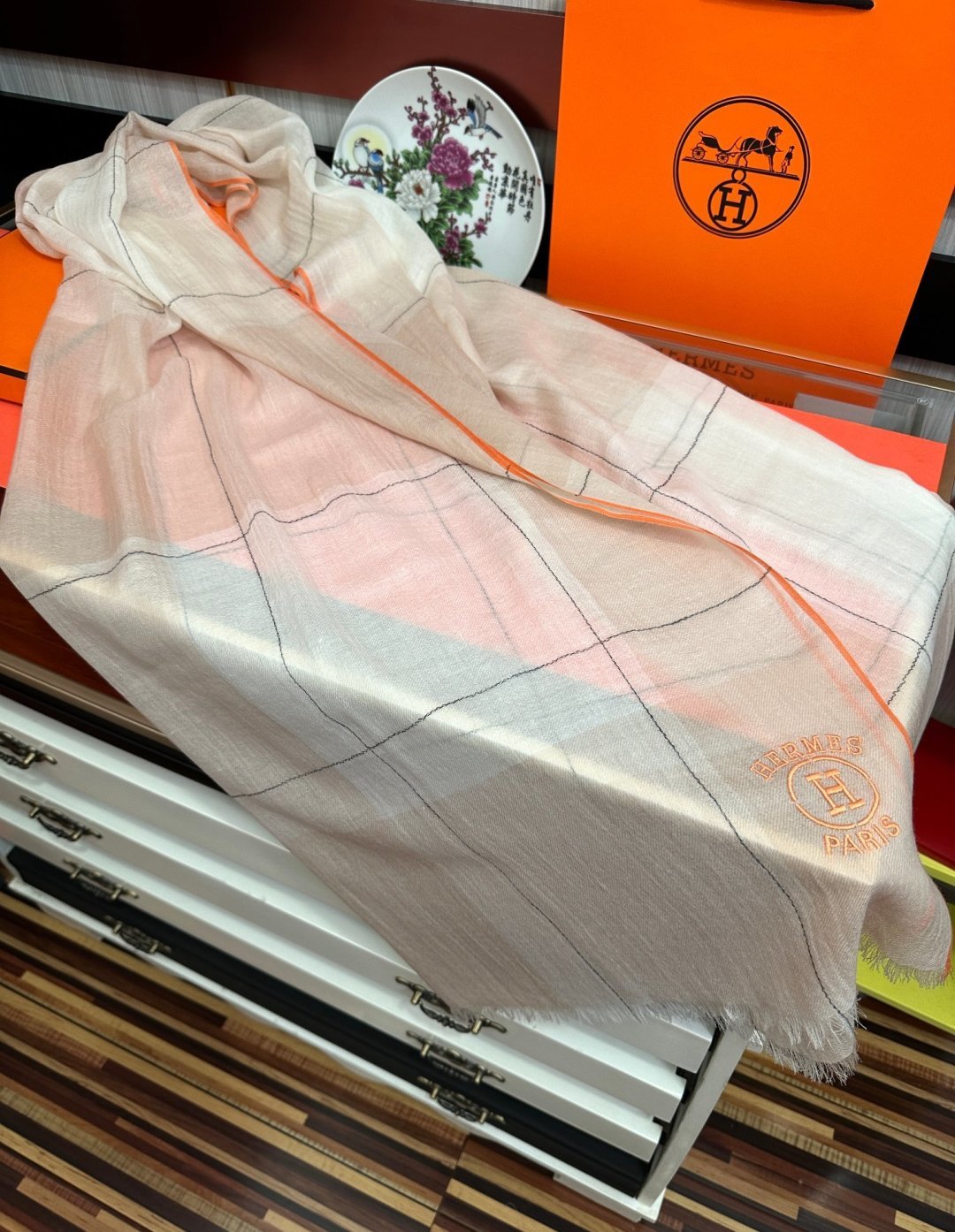 爱马士🧣2026 太美了[庆祝]万众瞩目经典版到货🎆最优质的年轻设计师推出的最新概念👓搭配调色纱染再色织🎉交织在一起形成