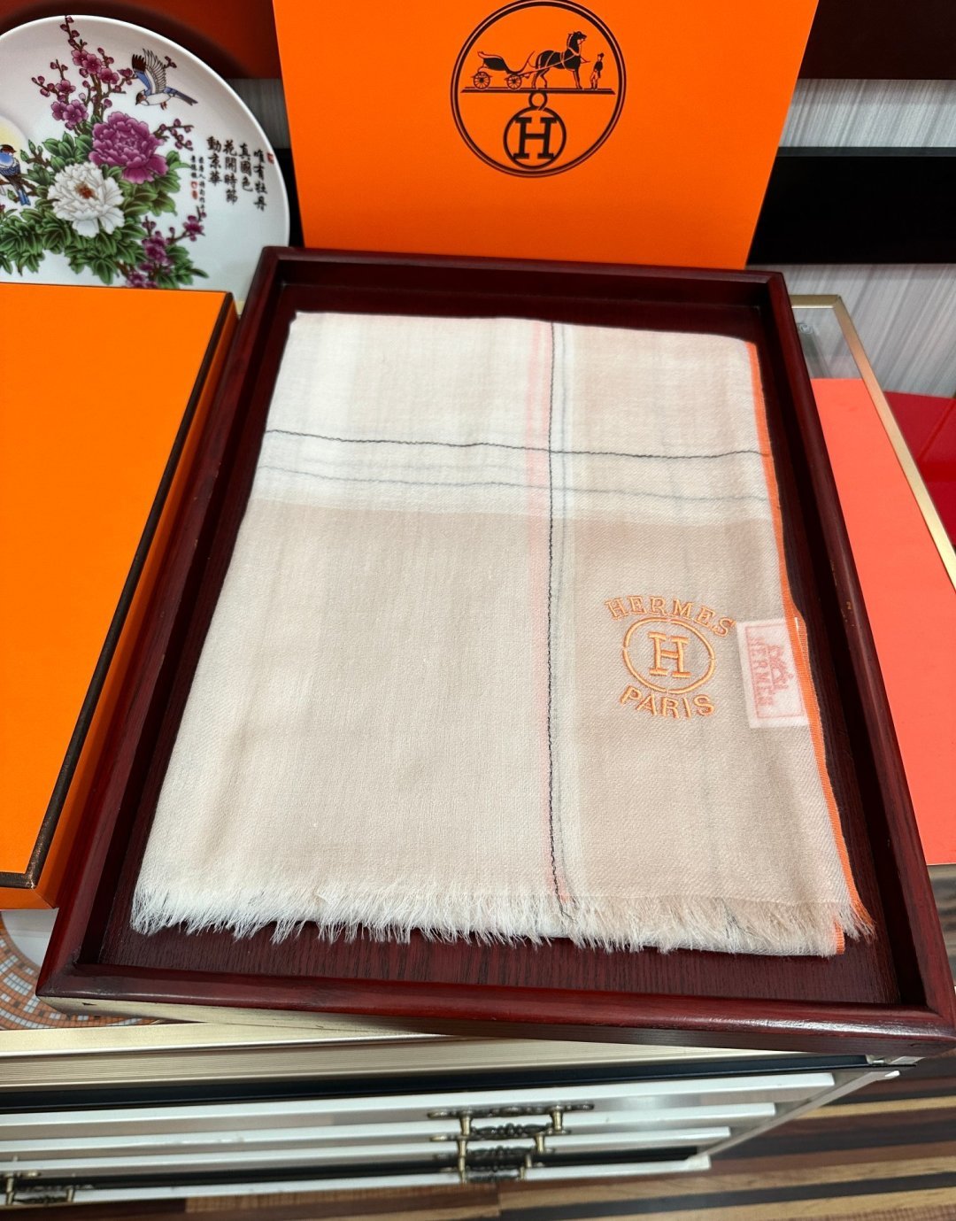 爱马士🧣2026 太美了[庆祝]万众瞩目经典版到货🎆最优质的年轻设计师推出的最新概念👓搭配调色纱染再色织🎉交织在一起形成
