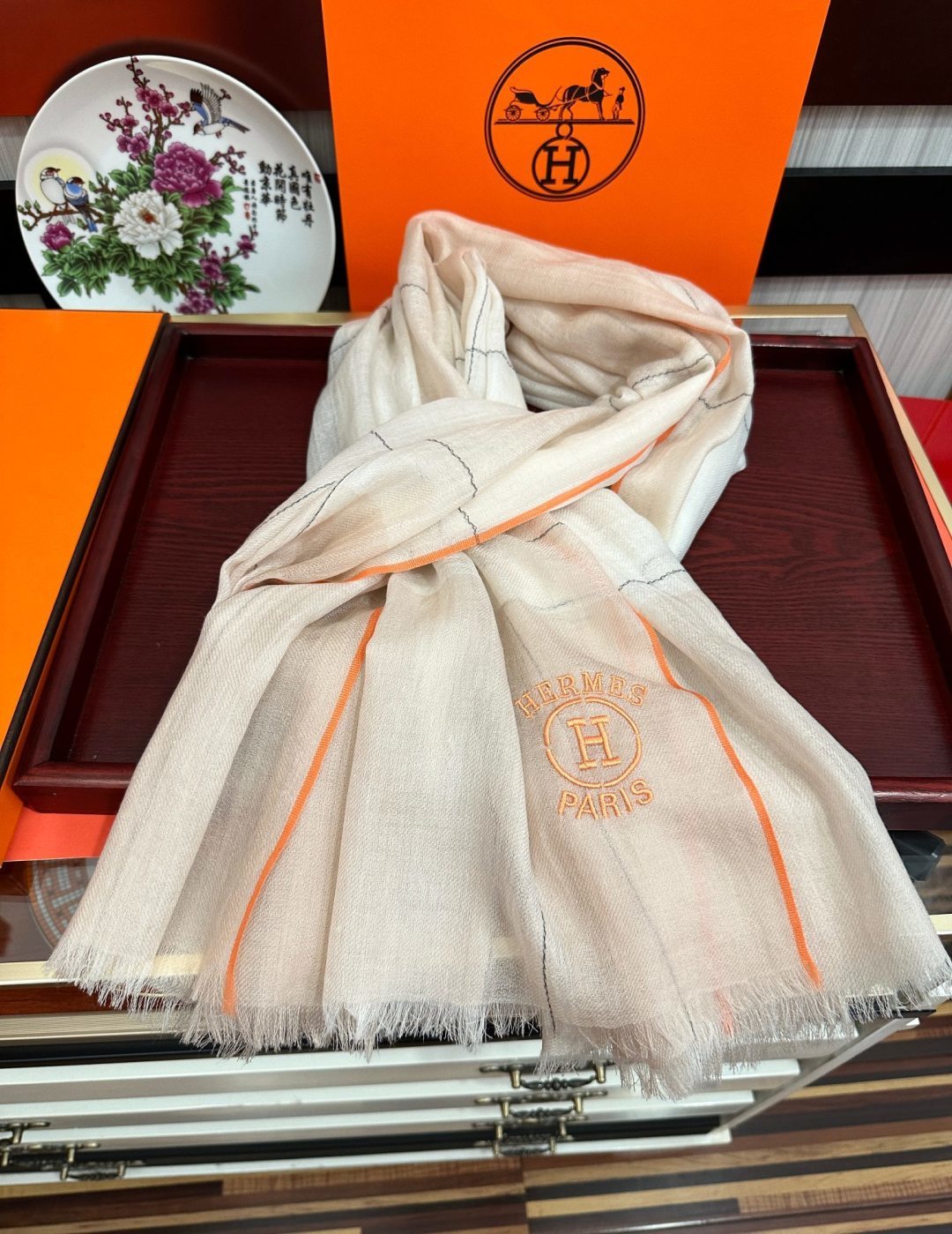 爱马士🧣2026 太美了[庆祝]万众瞩目经典版到货🎆最优质的年轻设计师推出的最新概念👓搭配调色纱染再色织🎉交织在一起形成