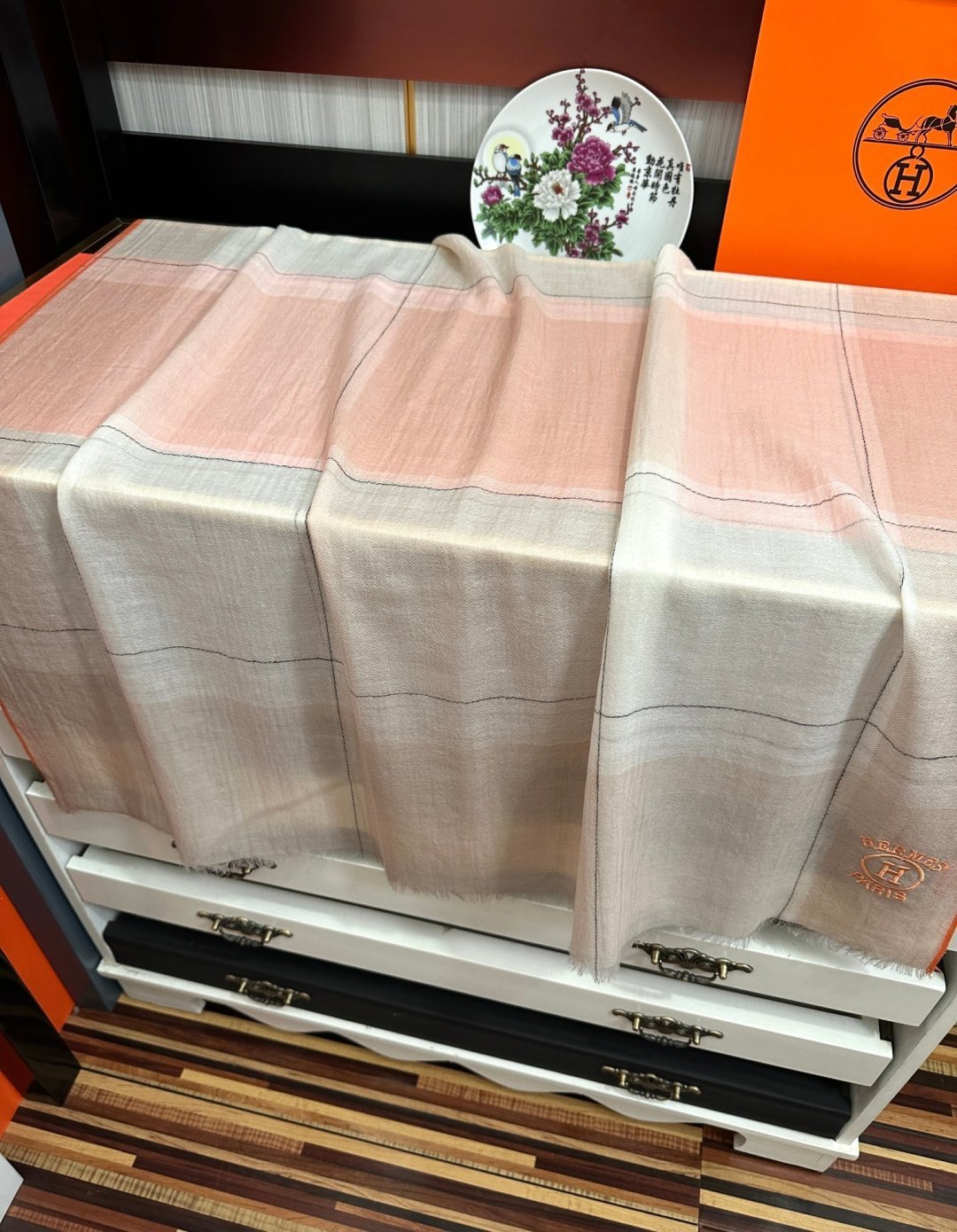 爱马士🧣2026 太美了[庆祝]万众瞩目经典版到货🎆最优质的年轻设计师推出的最新概念👓搭配调色纱染再色织🎉交织在一起形成