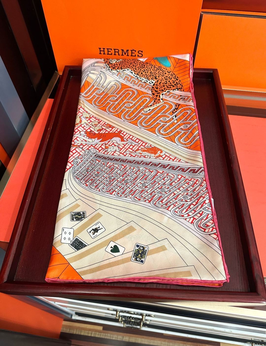 高品质2026HERMES 【24号之谜】[太阳]精致卷边[嘴唇]太美了品质感很显好[得意]好搭到上瘾的丝巾[色]带着不