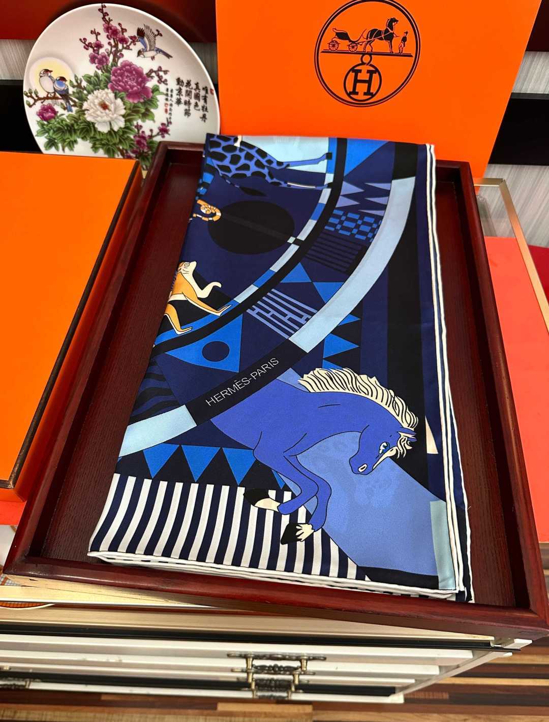 2011高品质Hermes 王者之虎👍的旋转木马90CM 丝巾[玫瑰] 在复古风格的马戏帐篷下[嘴唇]一场趣味横生的游乐