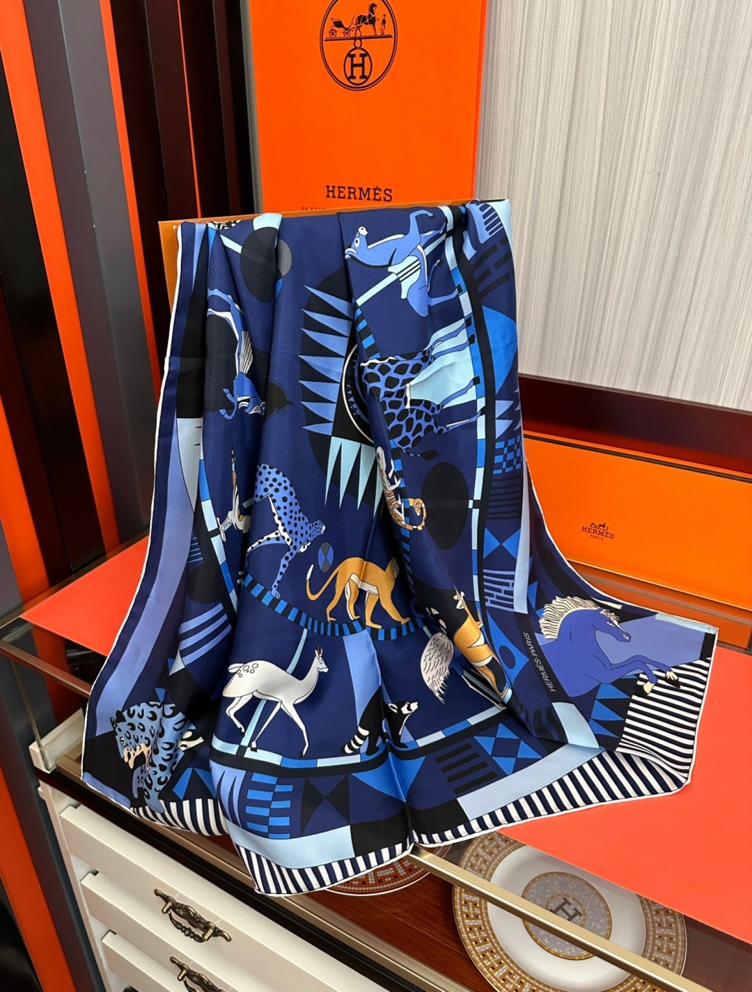 2011高品质Hermes 王者之虎👍的旋转木马90CM 丝巾[玫瑰] 在复古风格的马戏帐篷下[嘴唇]一场趣味横生的游乐