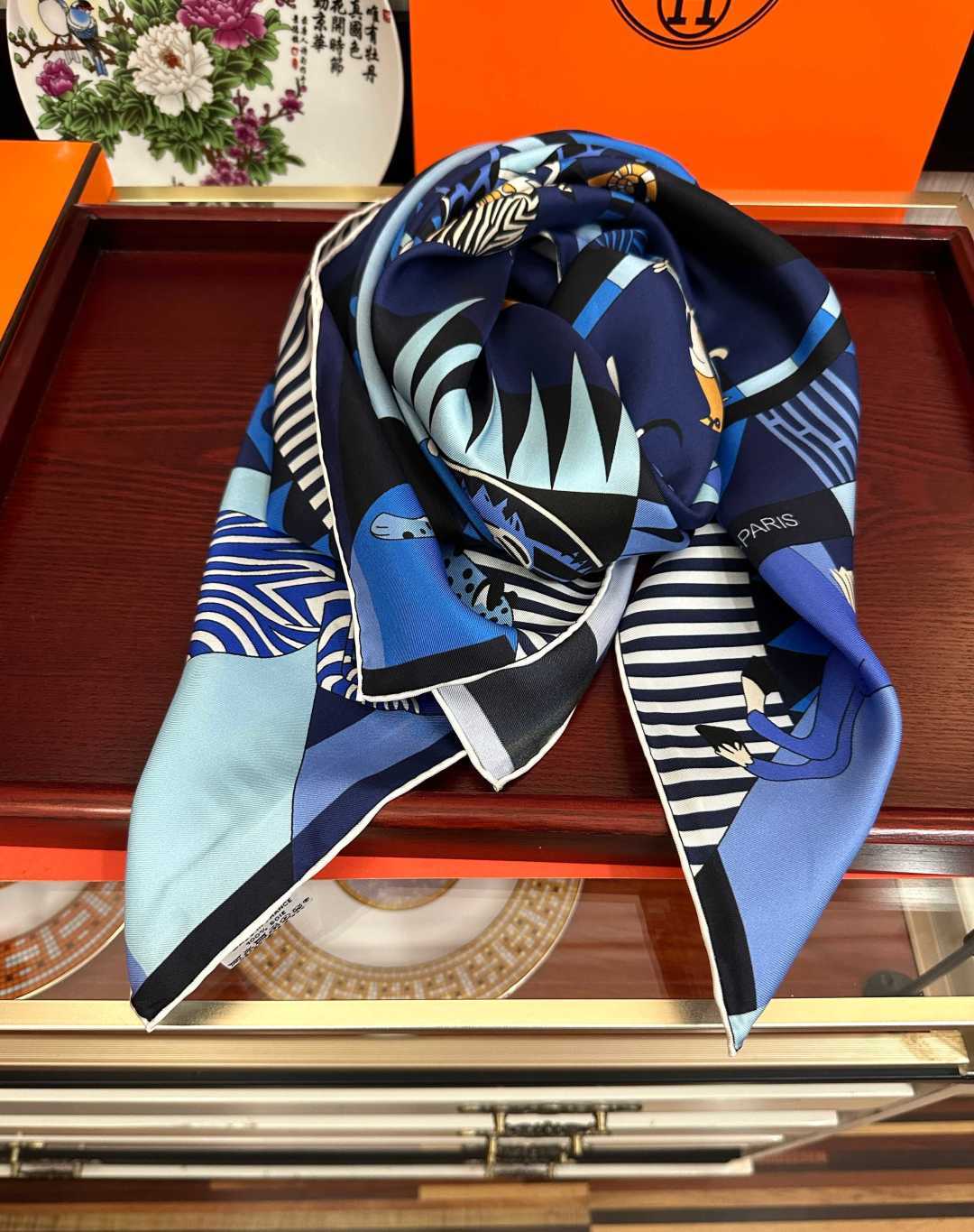 2011高品质Hermes 王者之虎👍的旋转木马90CM 丝巾[玫瑰] 在复古风格的马戏帐篷下[嘴唇]一场趣味横生的游乐