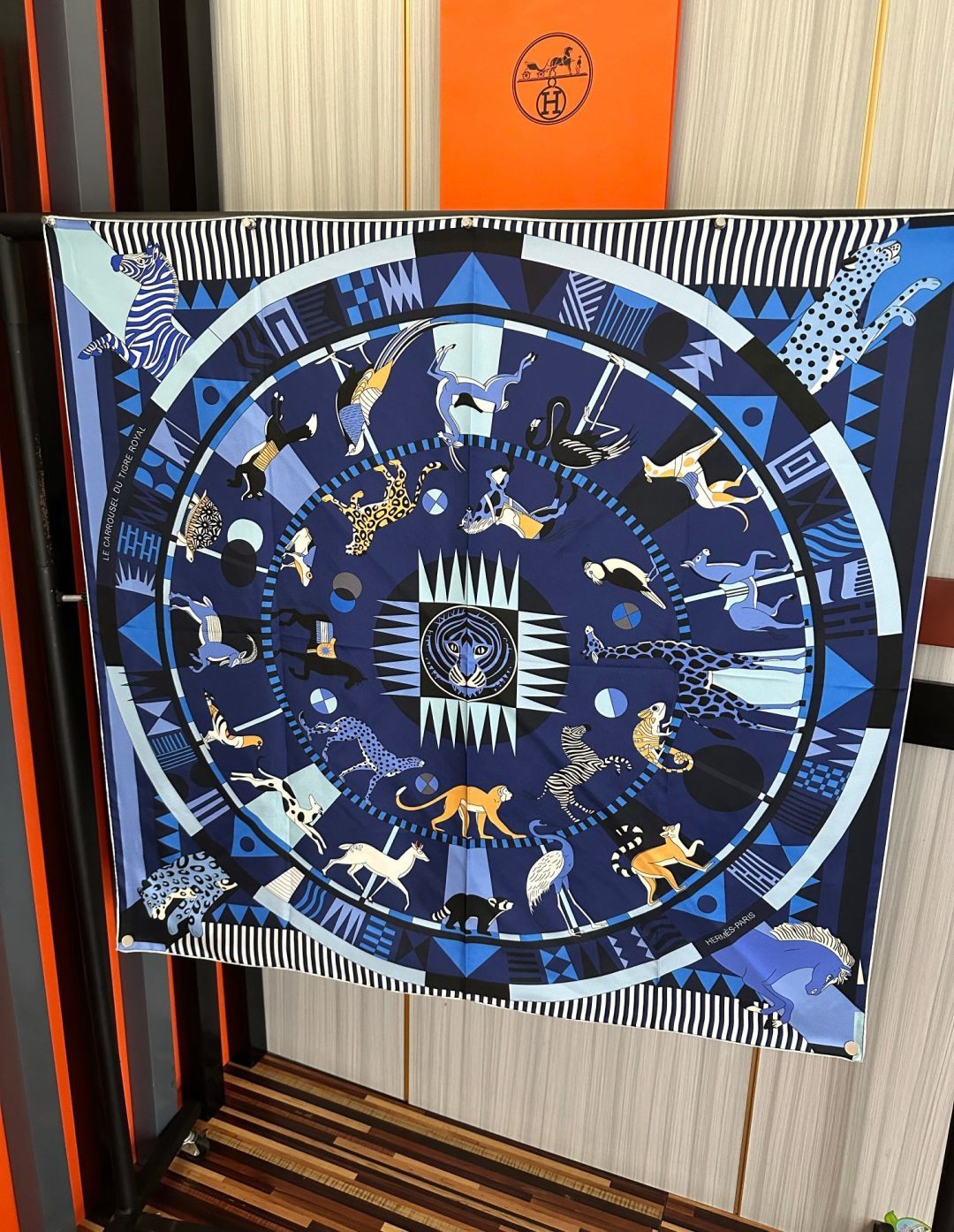 2011高品质Hermes 王者之虎👍的旋转木马90CM 丝巾[玫瑰] 在复古风格的马戏帐篷下[嘴唇]一场趣味横生的游乐