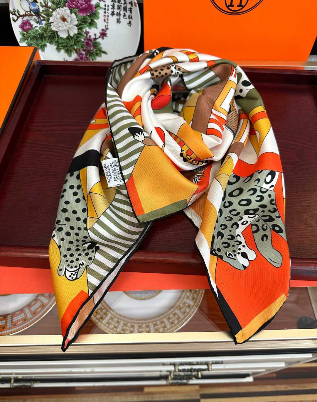 2011高品质Hermes 王者之虎👍的旋转木马90CM 丝巾[玫瑰] 在复古风格的马戏帐篷下[嘴唇]一场趣味横生的游乐