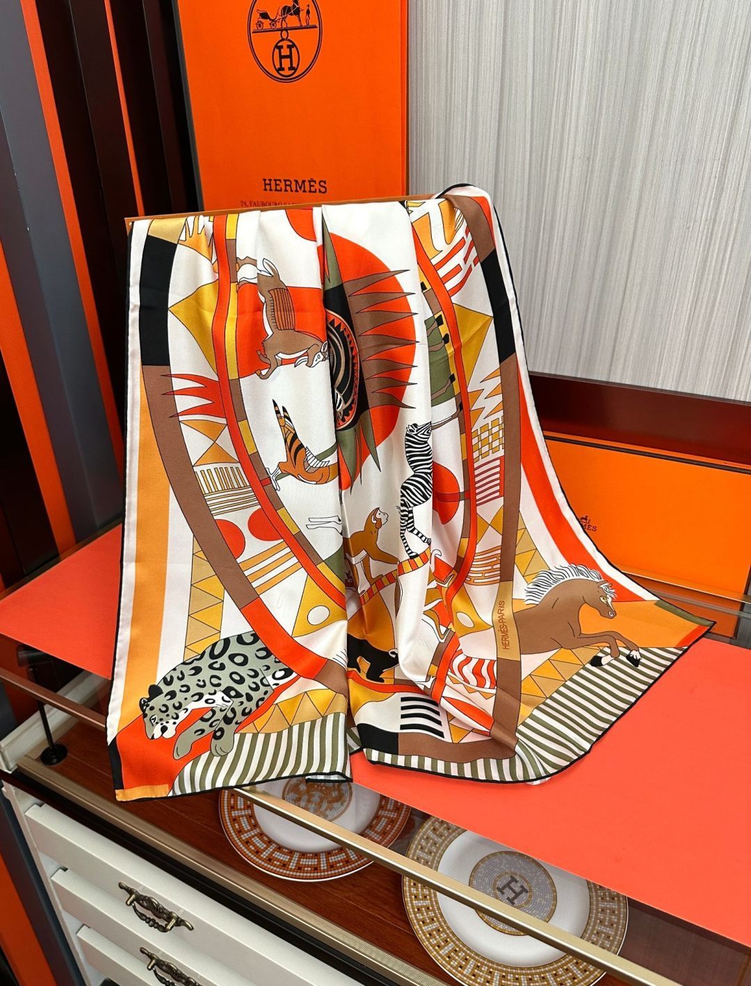 2011高品质Hermes 王者之虎👍的旋转木马90CM 丝巾[玫瑰] 在复古风格的马戏帐篷下[嘴唇]一场趣味横生的游乐