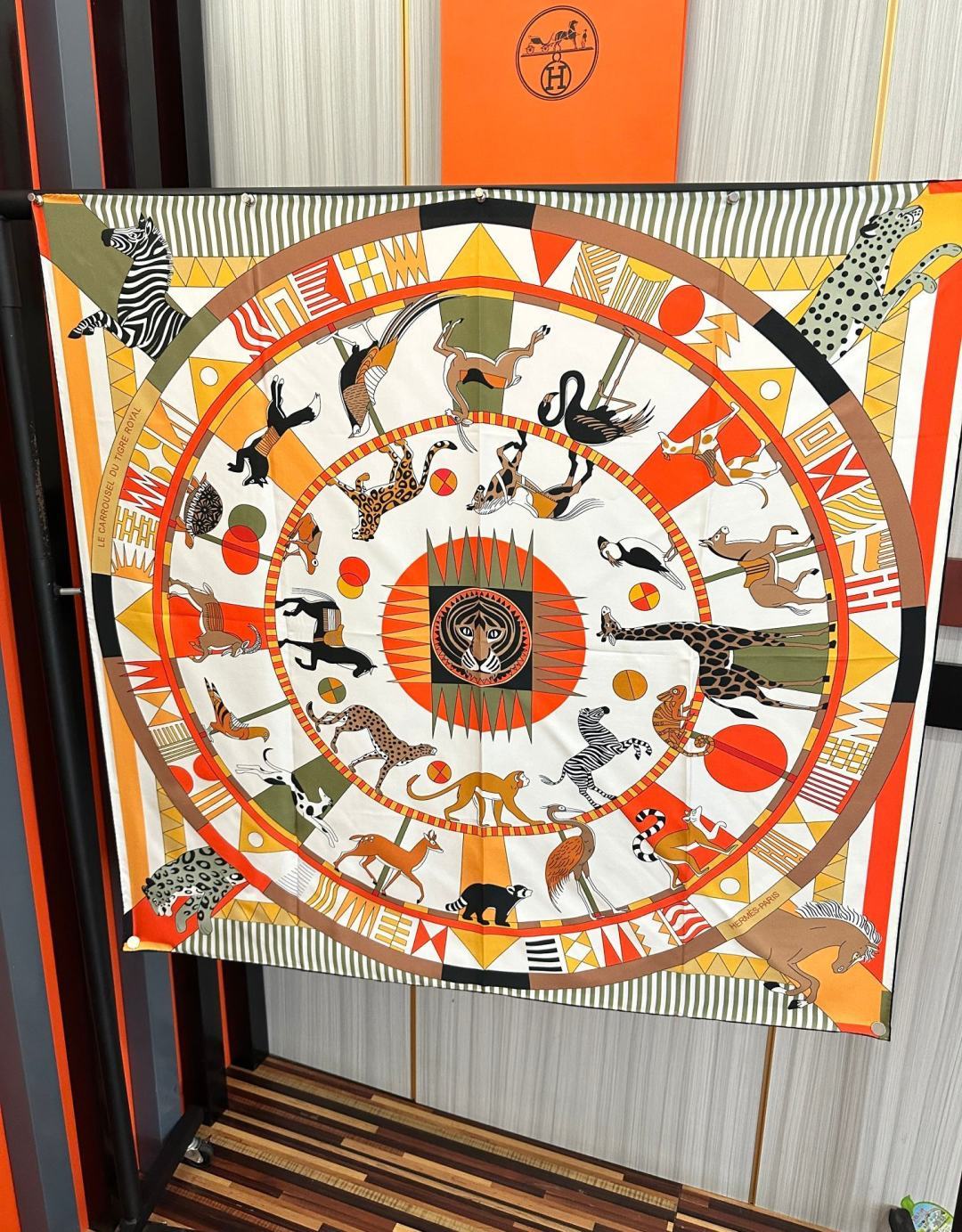 2011高品质Hermes 王者之虎👍的旋转木马90CM 丝巾[玫瑰] 在复古风格的马戏帐篷下[嘴唇]一场趣味横生的游乐