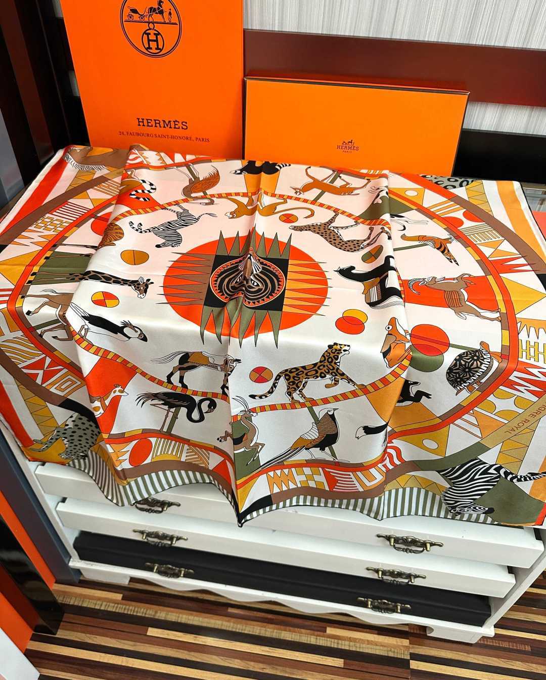 2011高品质Hermes 王者之虎👍的旋转木马90CM 丝巾[玫瑰] 在复古风格的马戏帐篷下[嘴唇]一场趣味横生的游乐