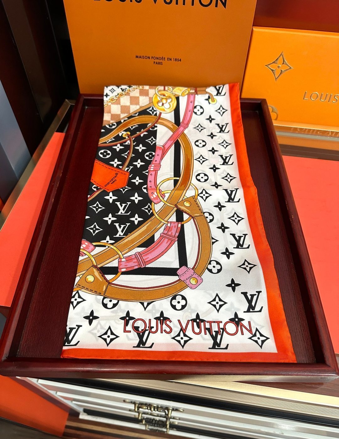 2011高版本LV 官网同步👍太美了[庆祝]Flower And StraPs 真丝方巾以瞩目笔触彰显雅致风范[得意]依