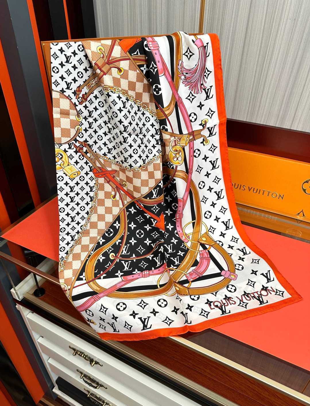 2011高版本LV 官网同步👍太美了[庆祝]Flower And StraPs 真丝方巾以瞩目笔触彰显雅致风范[得意]依