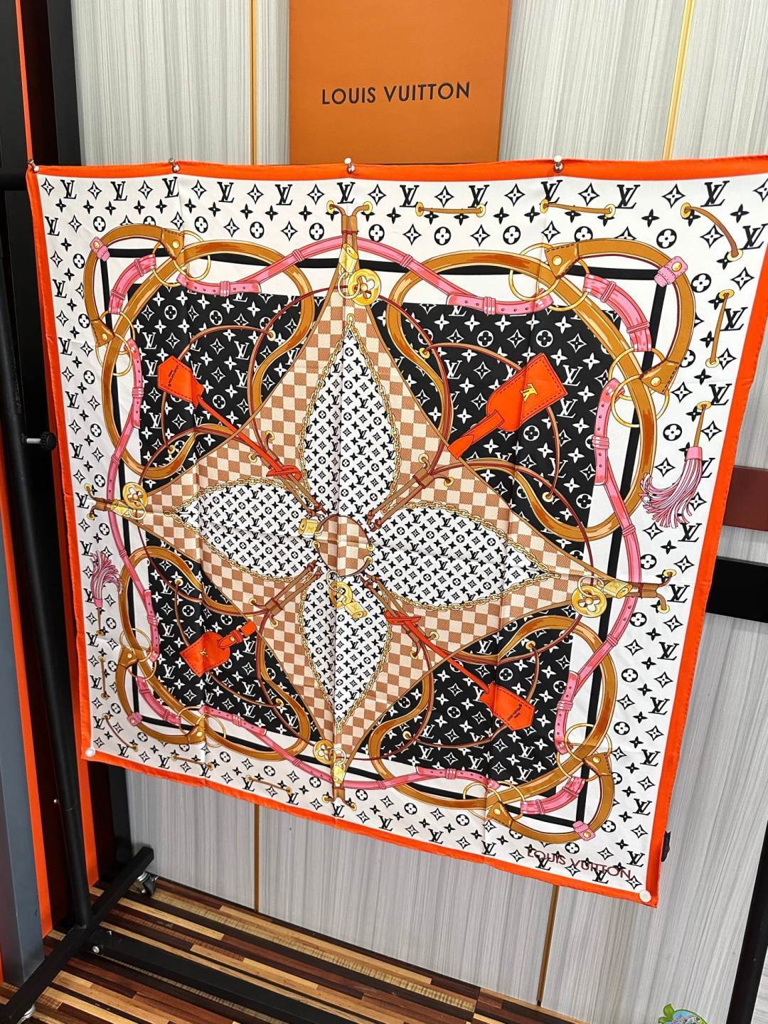 2011高版本LV 官网同步👍太美了[庆祝]Flower And StraPs 真丝方巾以瞩目笔触彰显雅致风范[得意]依