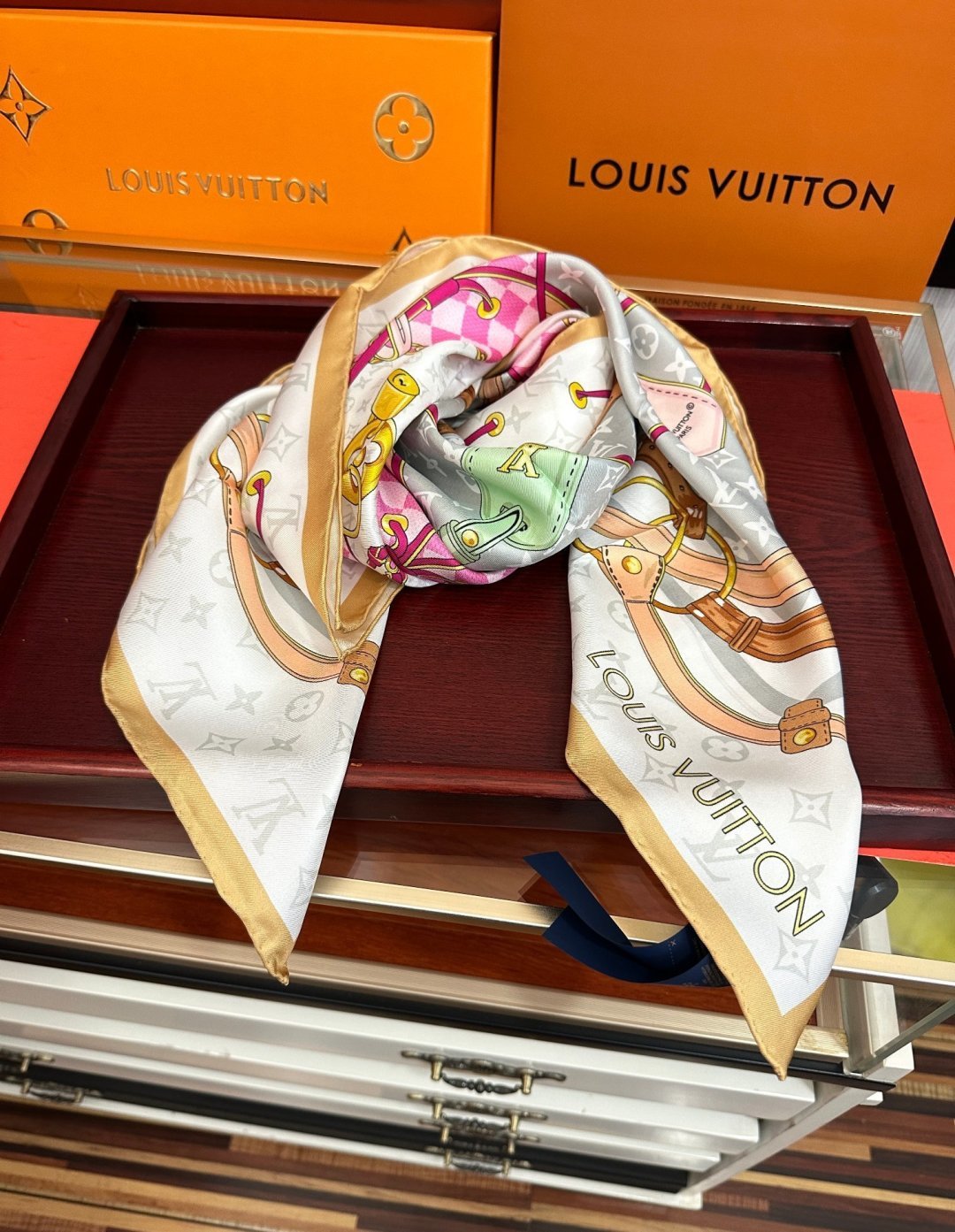 2011高版本LV 官网同步👍太美了[庆祝]Flower And StraPs 真丝方巾以瞩目笔触彰显雅致风范[得意]依