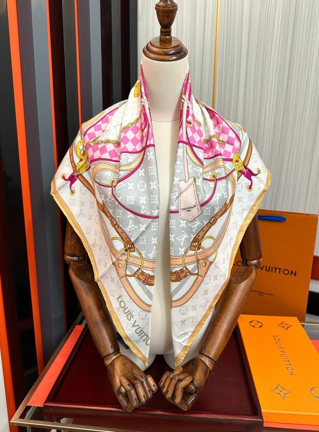 2011高版本LV 官网同步👍太美了[庆祝]Flower And StraPs 真丝方巾以瞩目笔触彰显雅致风范[得意]依