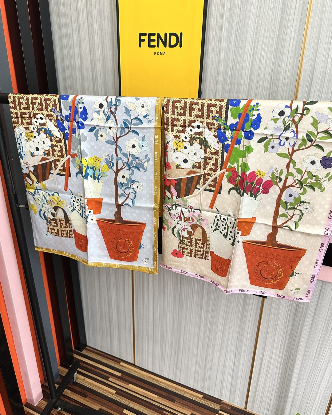 上新❤️芬迪2026 [庆祝]太美了[礼物]ZG同步 无比诱人[得意]此方形围巾选用有机桑蚕丝斜纹布材质[色]定制几何形