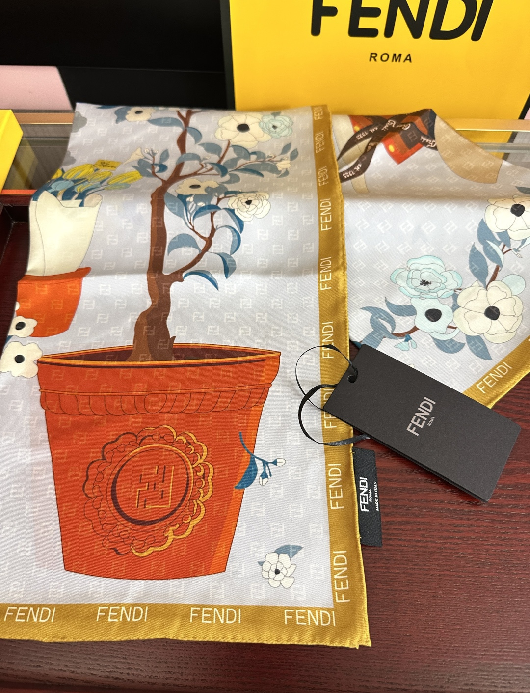 上新❤️芬迪2026 [庆祝]太美了[礼物]ZG同步 无比诱人[得意]此方形围巾选用有机桑蚕丝斜纹布材质[色]定制几何形