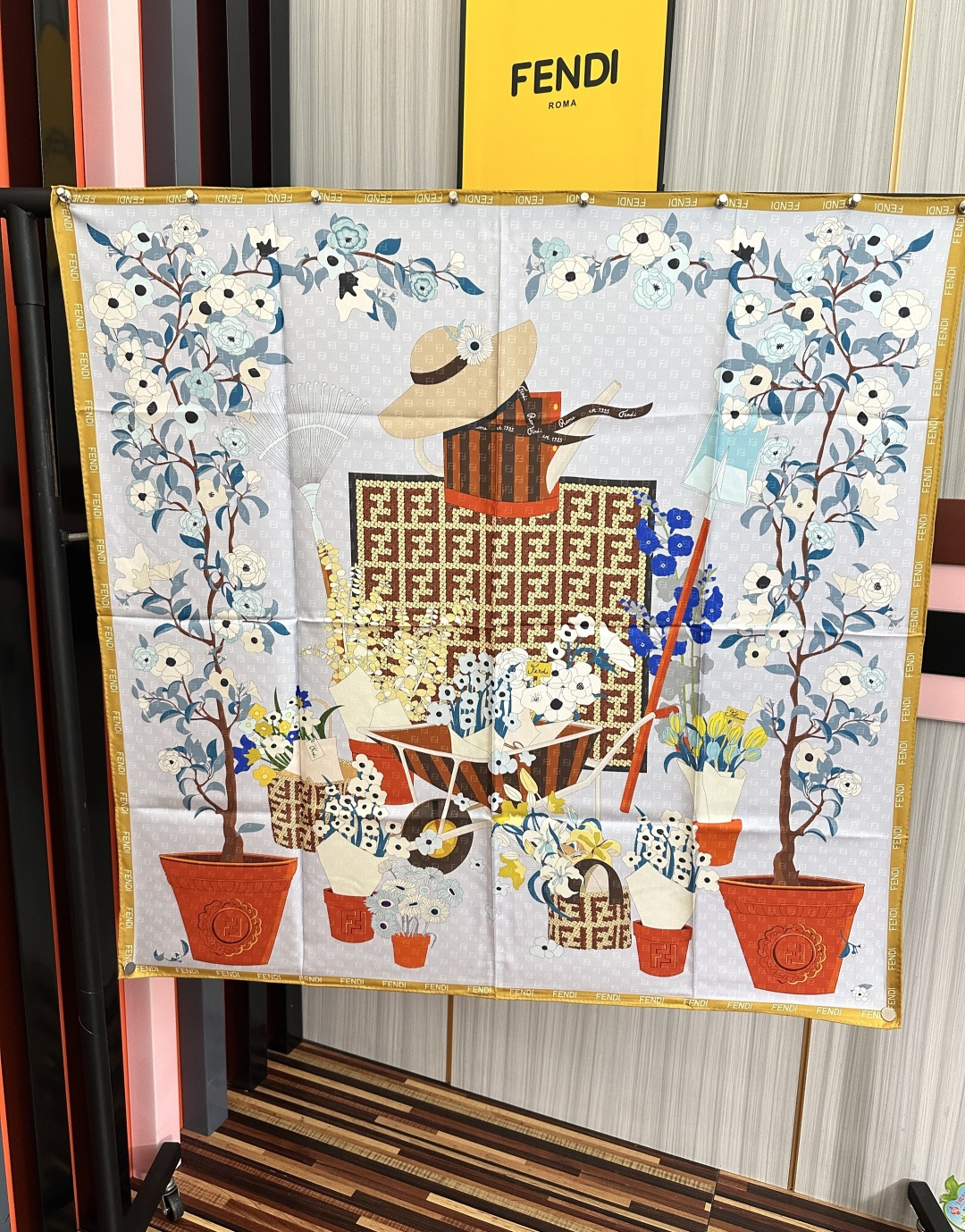上新❤️芬迪2026 [庆祝]太美了[礼物]ZG同步 无比诱人[得意]此方形围巾选用有机桑蚕丝斜纹布材质[色]定制几何形