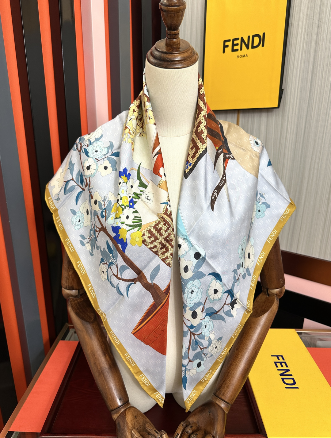 上新❤️芬迪2026 [庆祝]太美了[礼物]ZG同步 无比诱人[得意]此方形围巾选用有机桑蚕丝斜纹布材质[色]定制几何形