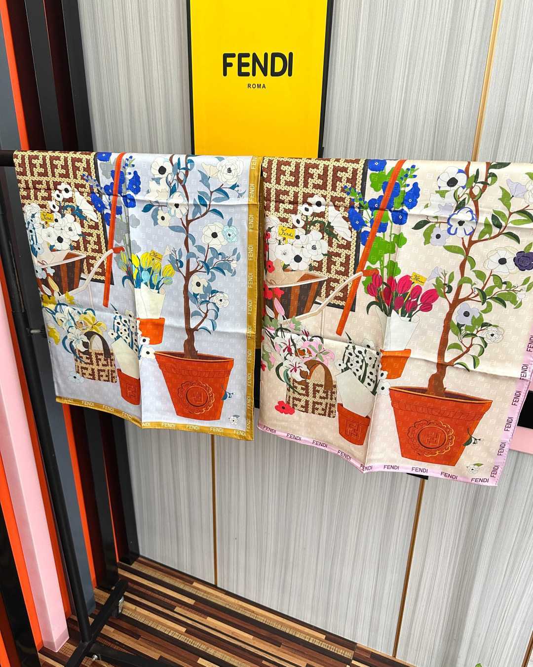 上新❤️芬迪2026 [庆祝]太美了[礼物]ZG同步 无比诱人[得意]此方形围巾选用有机桑蚕丝斜纹布材质[色]定制几何形