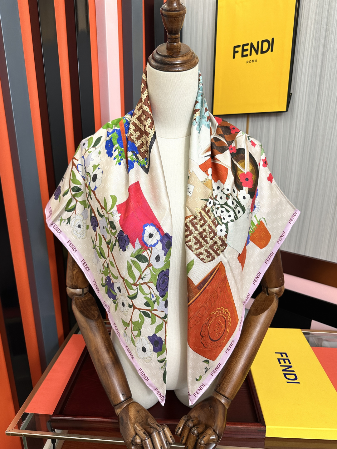 上新❤️芬迪2026 [庆祝]太美了[礼物]ZG同步 无比诱人[得意]此方形围巾选用有机桑蚕丝斜纹布材质[色]定制几何形