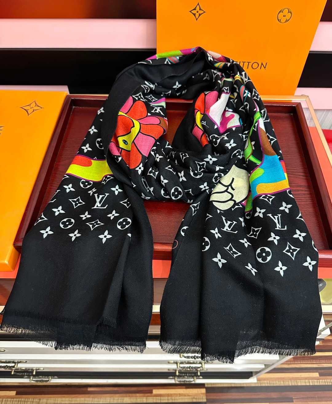L V 2026 最新款[得意]顶级设计太美了，真心赞👍【羊绒长巾】😘💍实物真心美 🎀披肩配以印花💓💃🏻无论设计喷绘都是