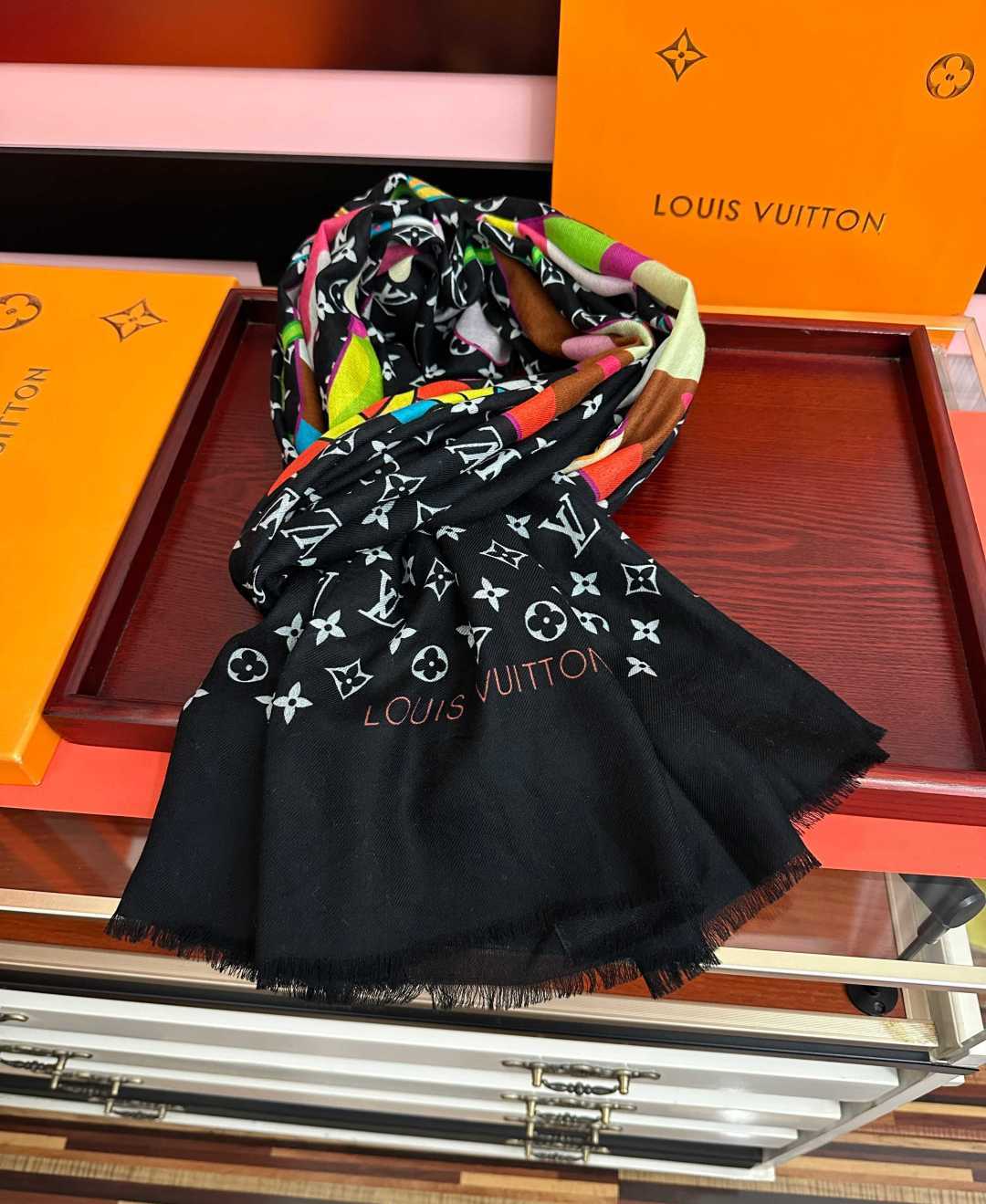 L V 2026 最新款[得意]顶级设计太美了，真心赞👍【羊绒长巾】😘💍实物真心美 🎀披肩配以印花💓💃🏻无论设计喷绘都是