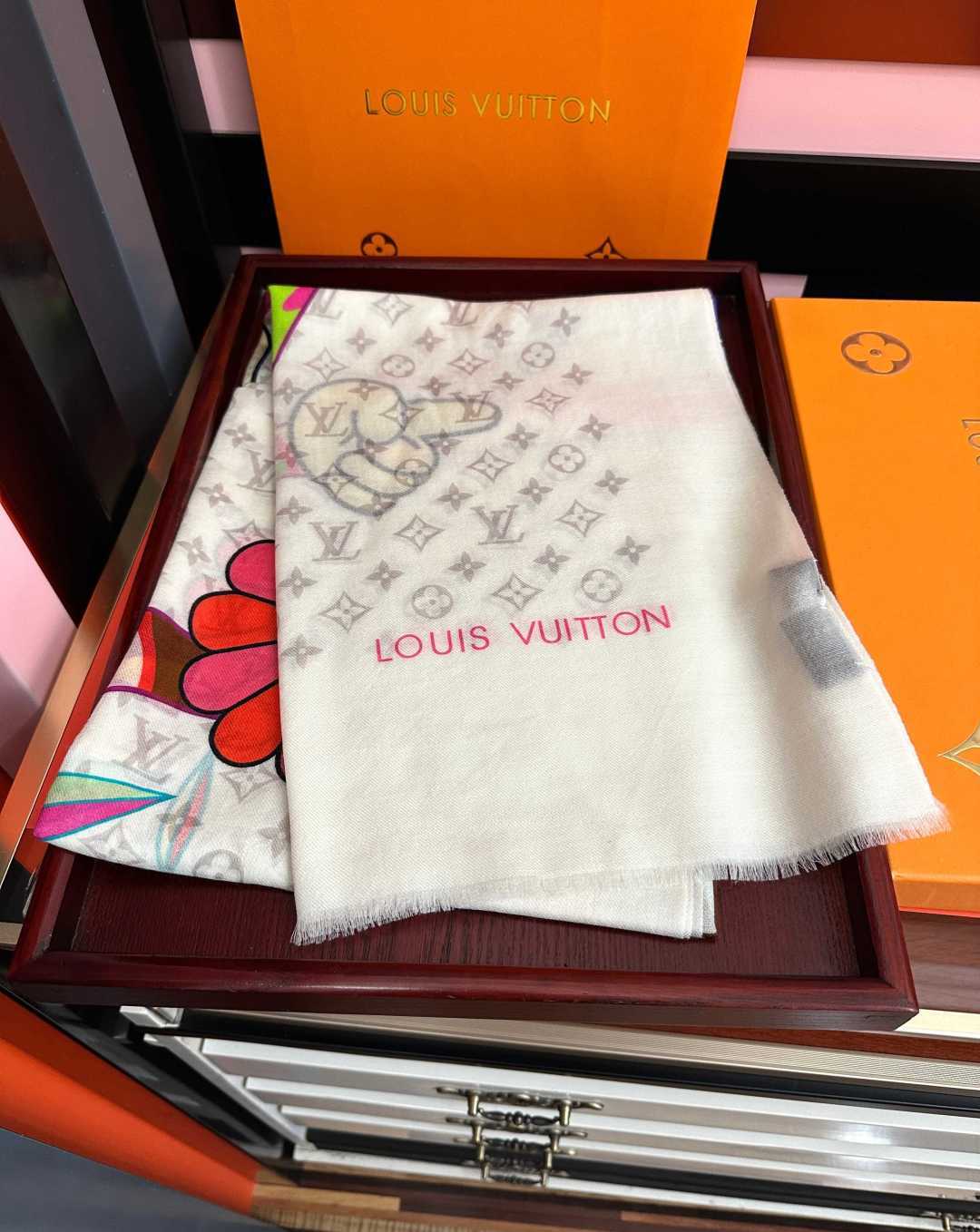 L V 2026 最新款[得意]顶级设计太美了，真心赞👍【羊绒长巾】😘💍实物真心美 🎀披肩配以印花💓💃🏻无论设计喷绘都是