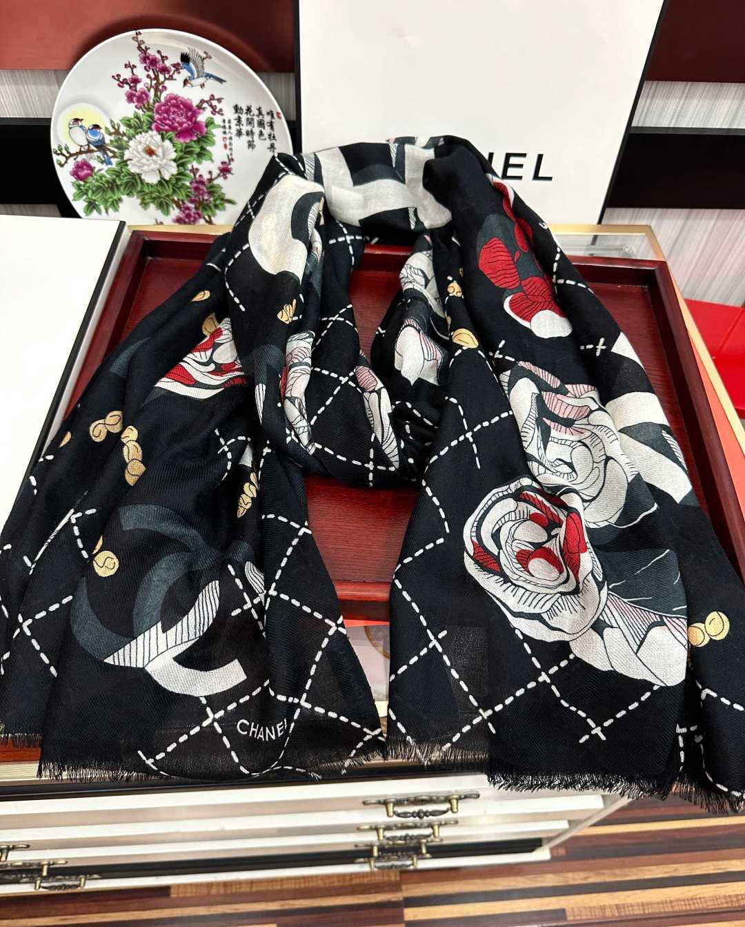 上新 小香2026最新款、太美到心动😘【花朵🌼双c羊绒长巾】实物真心美 🎀披肩配以印花💓无论设计喷绘都是非常到位☀️细节 上新 小香2026最新款、太美到心动😘【花朵🌼双c羊绒长巾】实物真心美 🎀披肩配以印花💓无论设计喷绘都是非常到位☀️细节