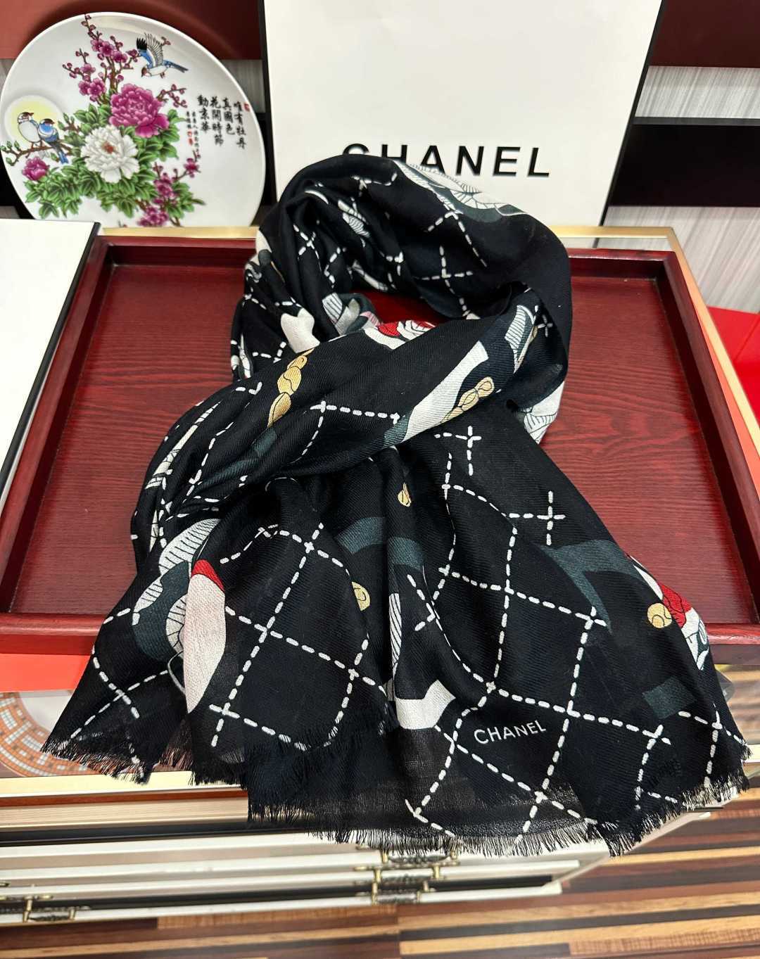 上新 小香2026最新款、太美到心动😘【花朵🌼双c羊绒长巾】实物真心美 🎀披肩配以印花💓无论设计喷绘都是非常到位☀️细节 上新 小香2026最新款、太美到心动😘【花朵🌼双c羊绒长巾】实物真心美 🎀披肩配以印花💓无论设计喷绘都是非常到位☀️细节