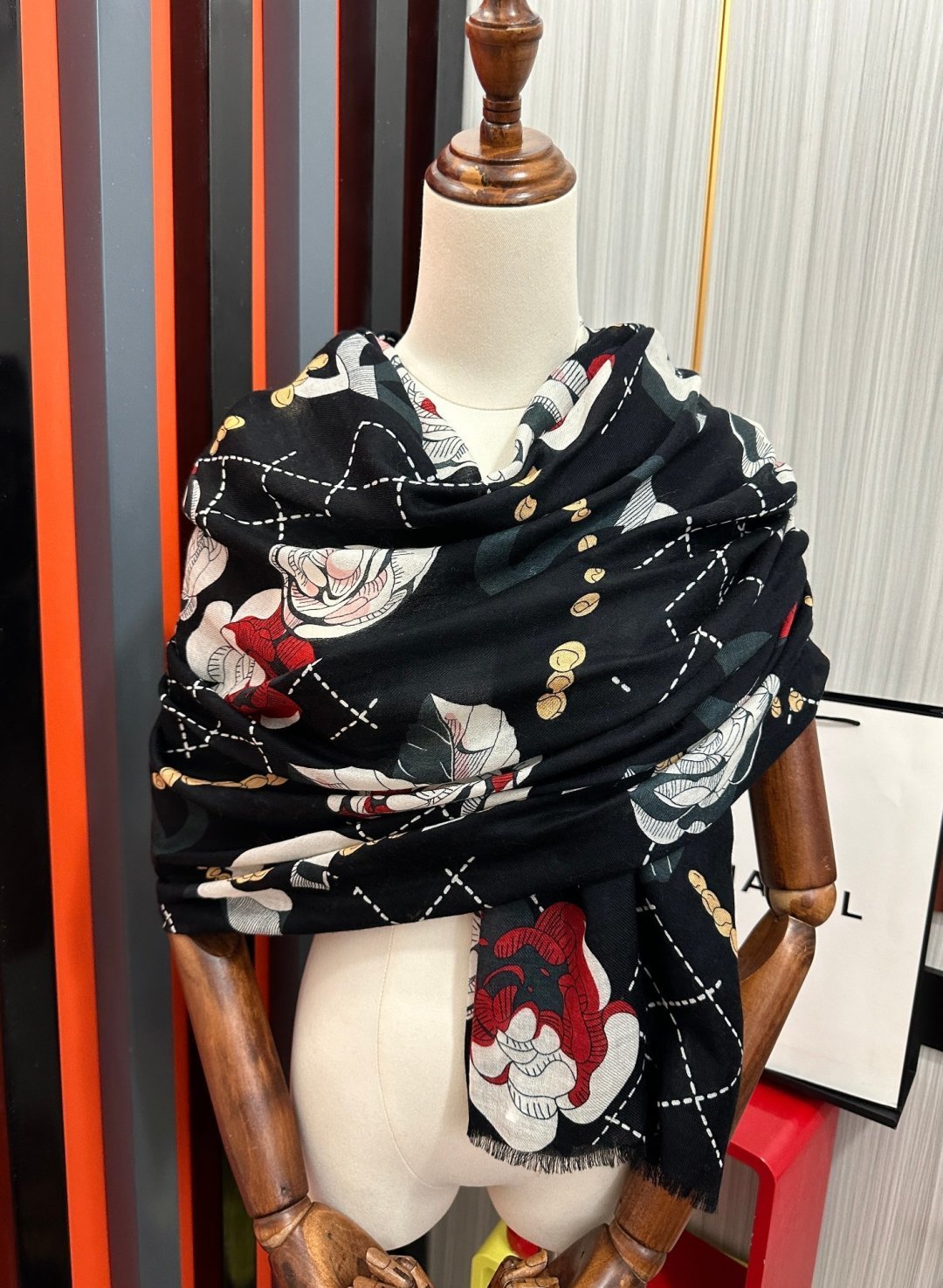 上新 小香2026最新款、太美到心动😘【花朵🌼双c羊绒长巾】实物真心美 🎀披肩配以印花💓无论设计喷绘都是非常到位☀️细节 上新 小香2026最新款、太美到心动😘【花朵🌼双c羊绒长巾】实物真心美 🎀披肩配以印花💓无论设计喷绘都是非常到位☀️细节