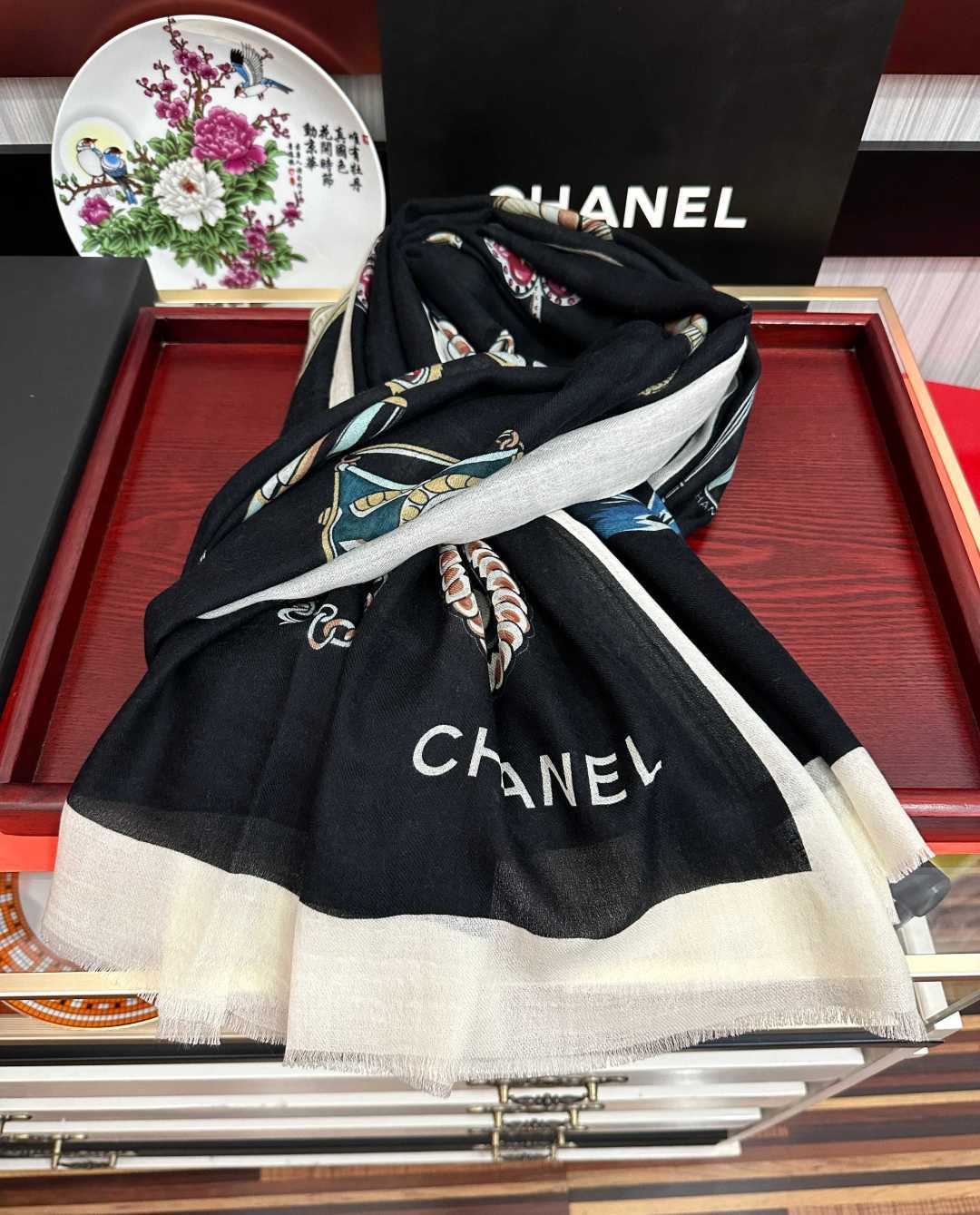 上新 小香，2026最新款‼️真心赞👍【双面戒指绒长巾】😘💍实物真心美 🎀披肩配以印花💓💃🏻无论设计喷绘都是非常到位☀️