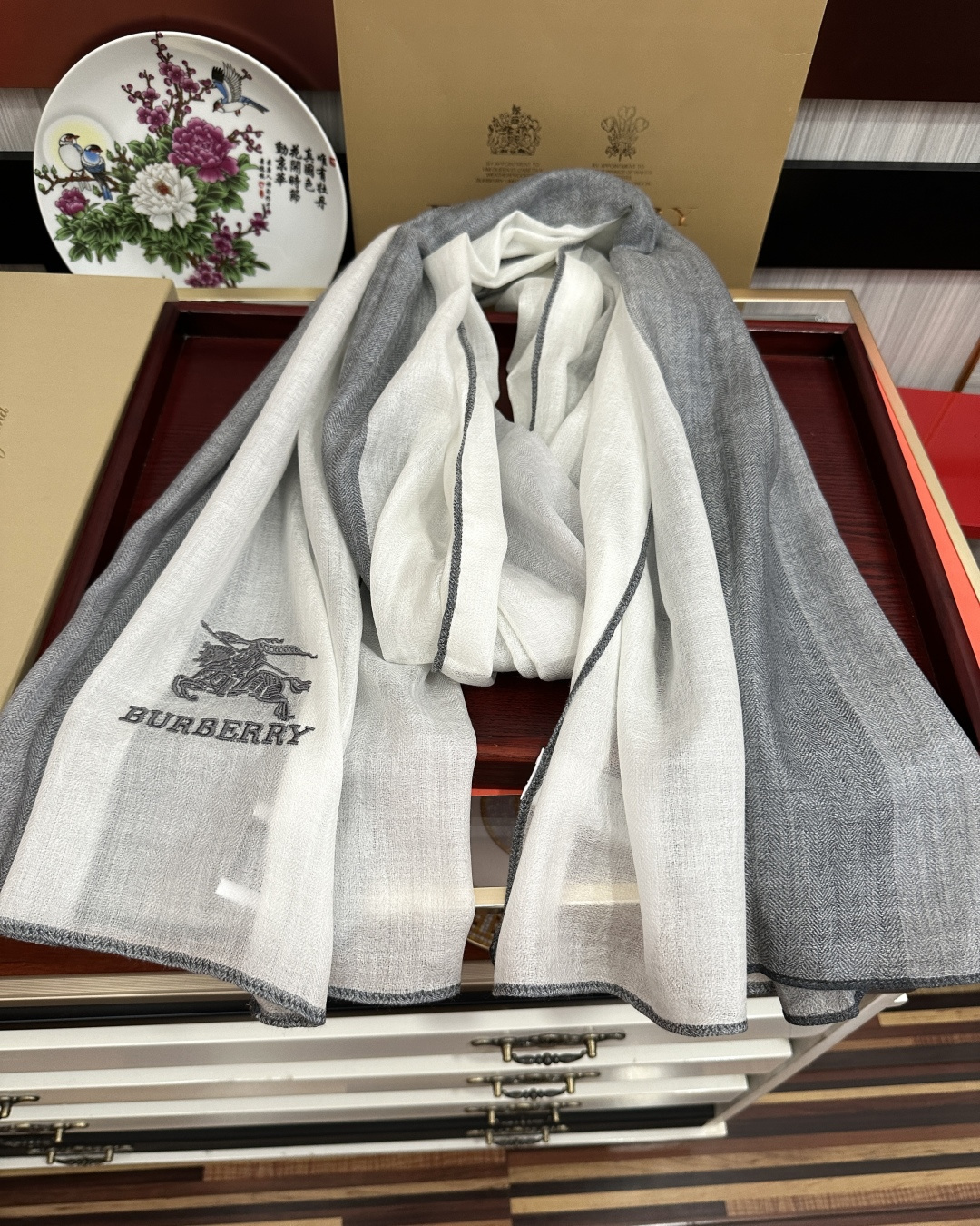 上新。2011 巴宝莉👍采用内蒙古山羊绒,重磅推荐🎀太美了👓火爆,人人都喜欢💕时潮人都有好几条巴家围巾放在衣橱,🧣换条围 上新。2011 巴宝莉👍采用内蒙古山羊绒,重磅推荐🎀太美了👓火爆,人人都喜欢💕时潮人都有好几条巴家围巾放在衣橱,🧣换条围