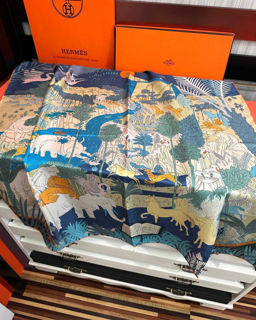 上新2026 。HERMES 重磅[庆祝]【大自然动物森林】方巾[嘴唇]精简时髦，品质感很显好[得意]好搭到上瘾的丝巾[