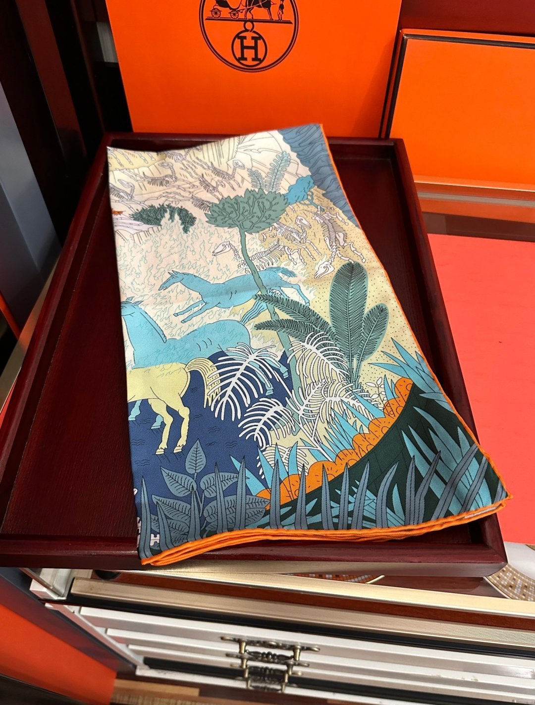 上新2026 。HERMES 重磅[庆祝]【大自然动物森林】方巾[嘴唇]精简时髦，品质感很显好[得意]好搭到上瘾的丝巾[