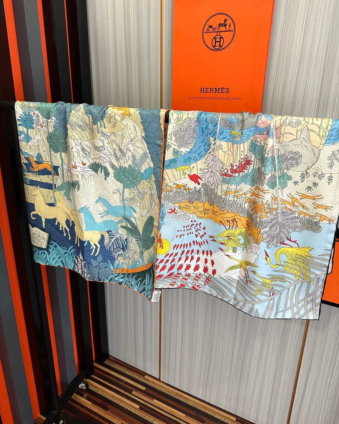 上新2026 。HERMES 重磅[庆祝]【大自然动物森林】方巾[嘴唇]精简时髦，品质感很显好[得意]好搭到上瘾的丝巾[