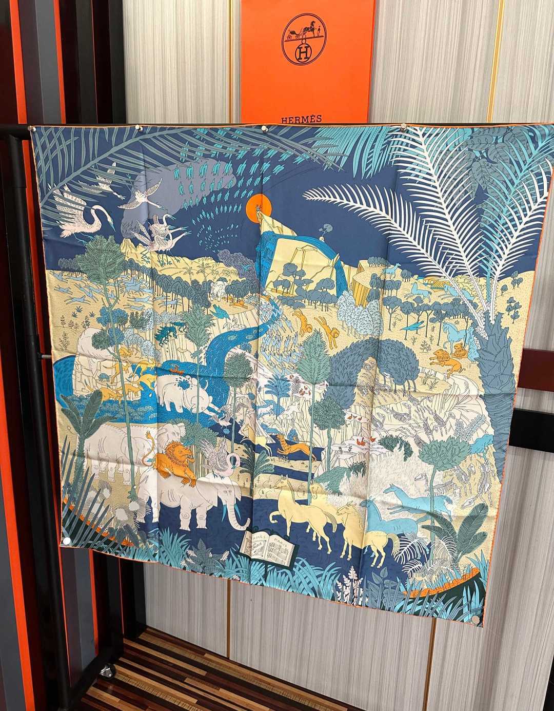 上新2026 。HERMES 重磅[庆祝]【大自然动物森林】方巾[嘴唇]精简时髦，品质感很显好[得意]好搭到上瘾的丝巾[