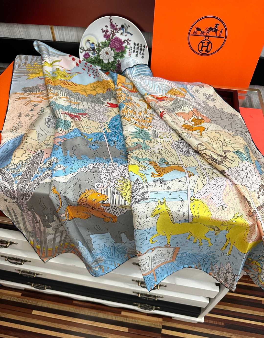 上新2026 。HERMES 重磅[庆祝]【大自然动物森林】方巾[嘴唇]精简时髦，品质感很显好[得意]好搭到上瘾的丝巾[