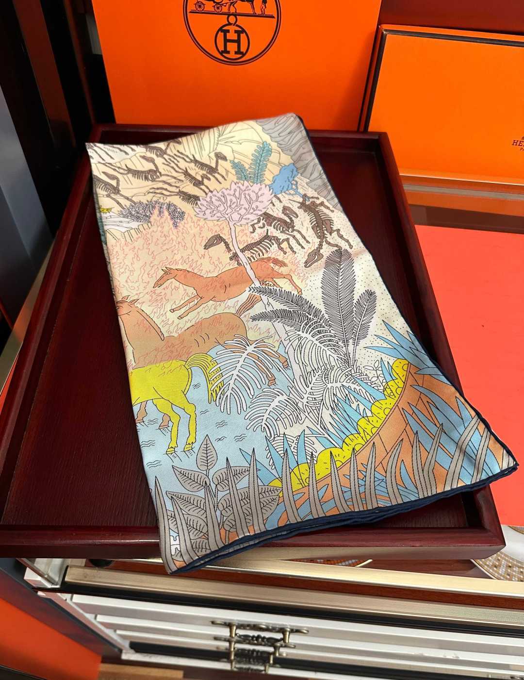 上新2026 。HERMES 重磅[庆祝]【大自然动物森林】方巾[嘴唇]精简时髦，品质感很显好[得意]好搭到上瘾的丝巾[