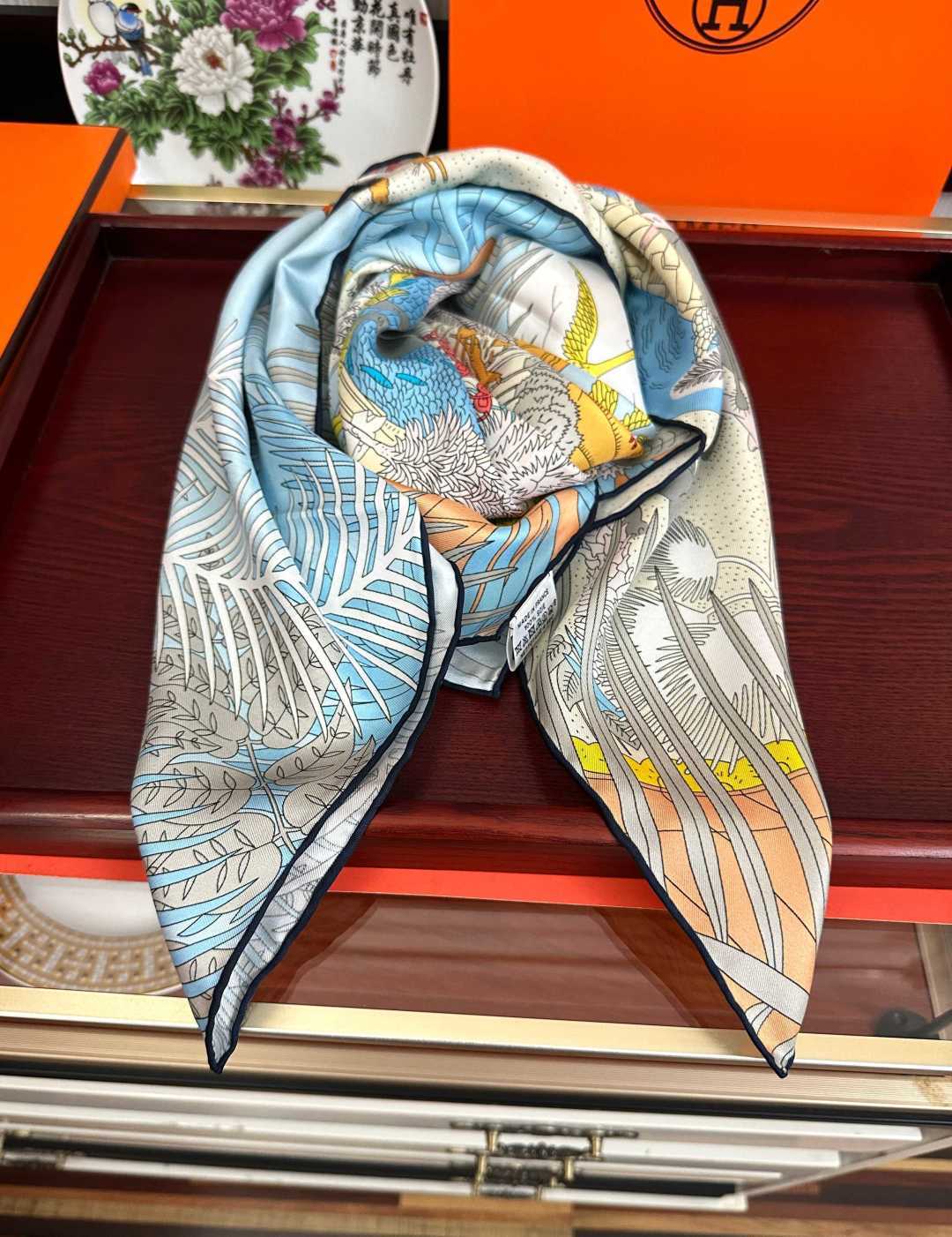 上新2026 。HERMES 重磅[庆祝]【大自然动物森林】方巾[嘴唇]精简时髦，品质感很显好[得意]好搭到上瘾的丝巾[