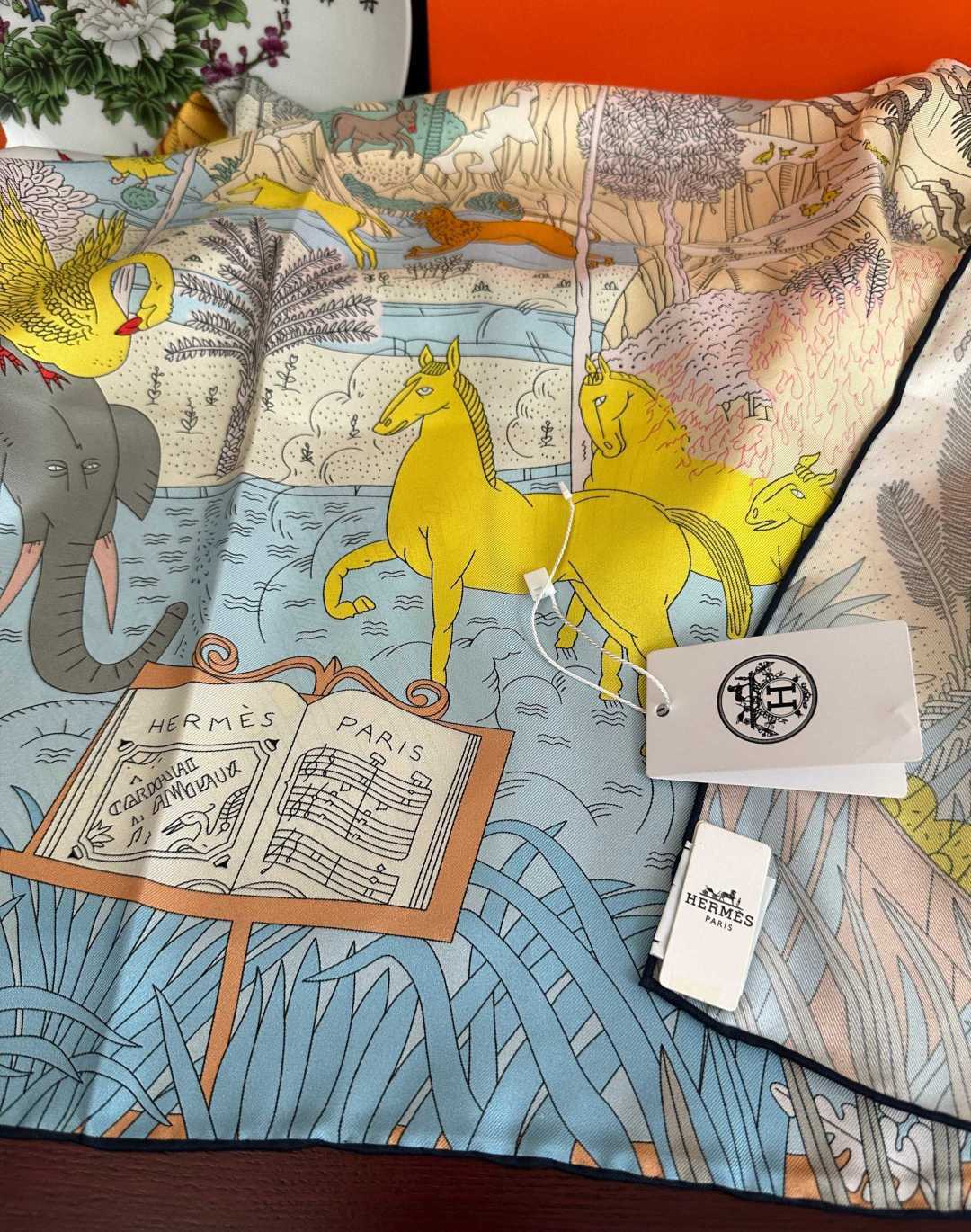 上新2026 。HERMES 重磅[庆祝]【大自然动物森林】方巾[嘴唇]精简时髦，品质感很显好[得意]好搭到上瘾的丝巾[