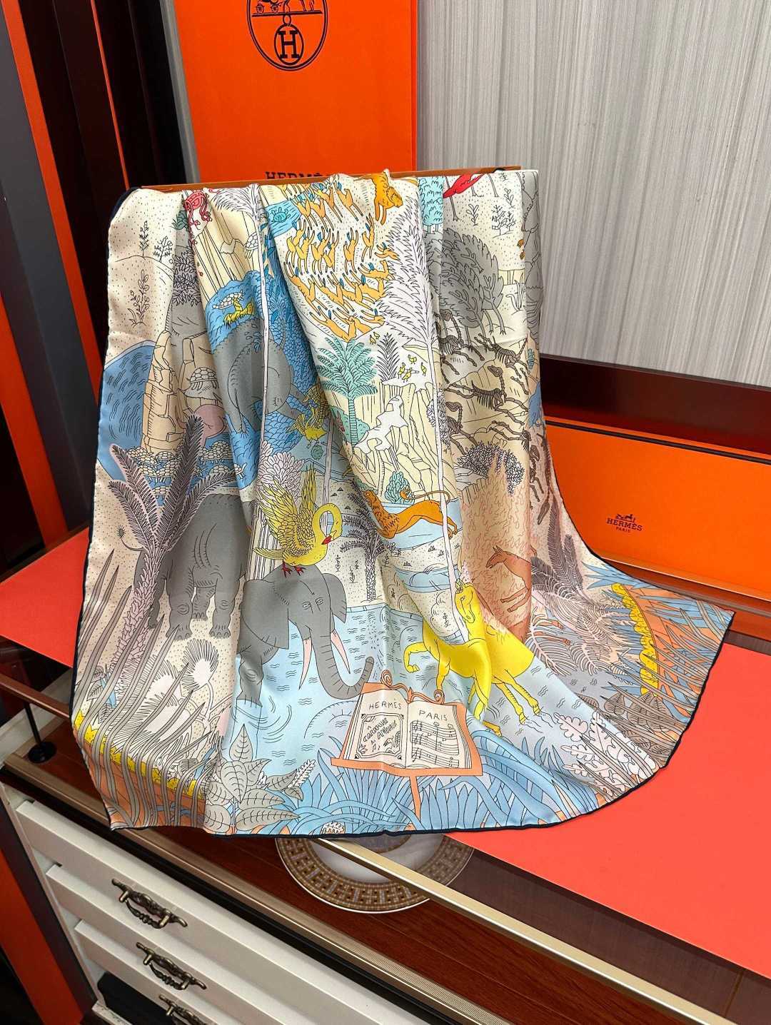 上新2026 。HERMES 重磅[庆祝]【大自然动物森林】方巾[嘴唇]精简时髦，品质感很显好[得意]好搭到上瘾的丝巾[