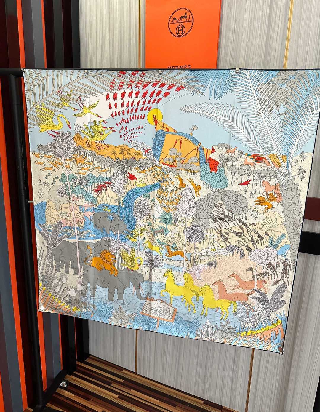 上新2026 。HERMES 重磅[庆祝]【大自然动物森林】方巾[嘴唇]精简时髦，品质感很显好[得意]好搭到上瘾的丝巾[
