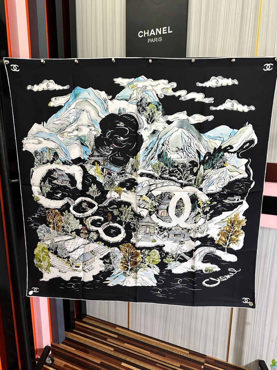 新款 小香🌟太美了[庆祝]四季都可以用‼️真心美的让人非常非常心动 上身效果简直美翻了 品质非常完美👍‼️ 整个围巾给人