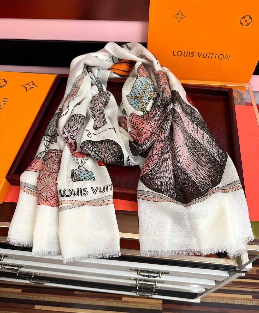 上新L v 2026最新款【热气球🎈】顶级设计太美了，真心赞👍😘💍实物真心美 🎀披肩配以印花💓💃🏻无论设计喷绘都是非常到